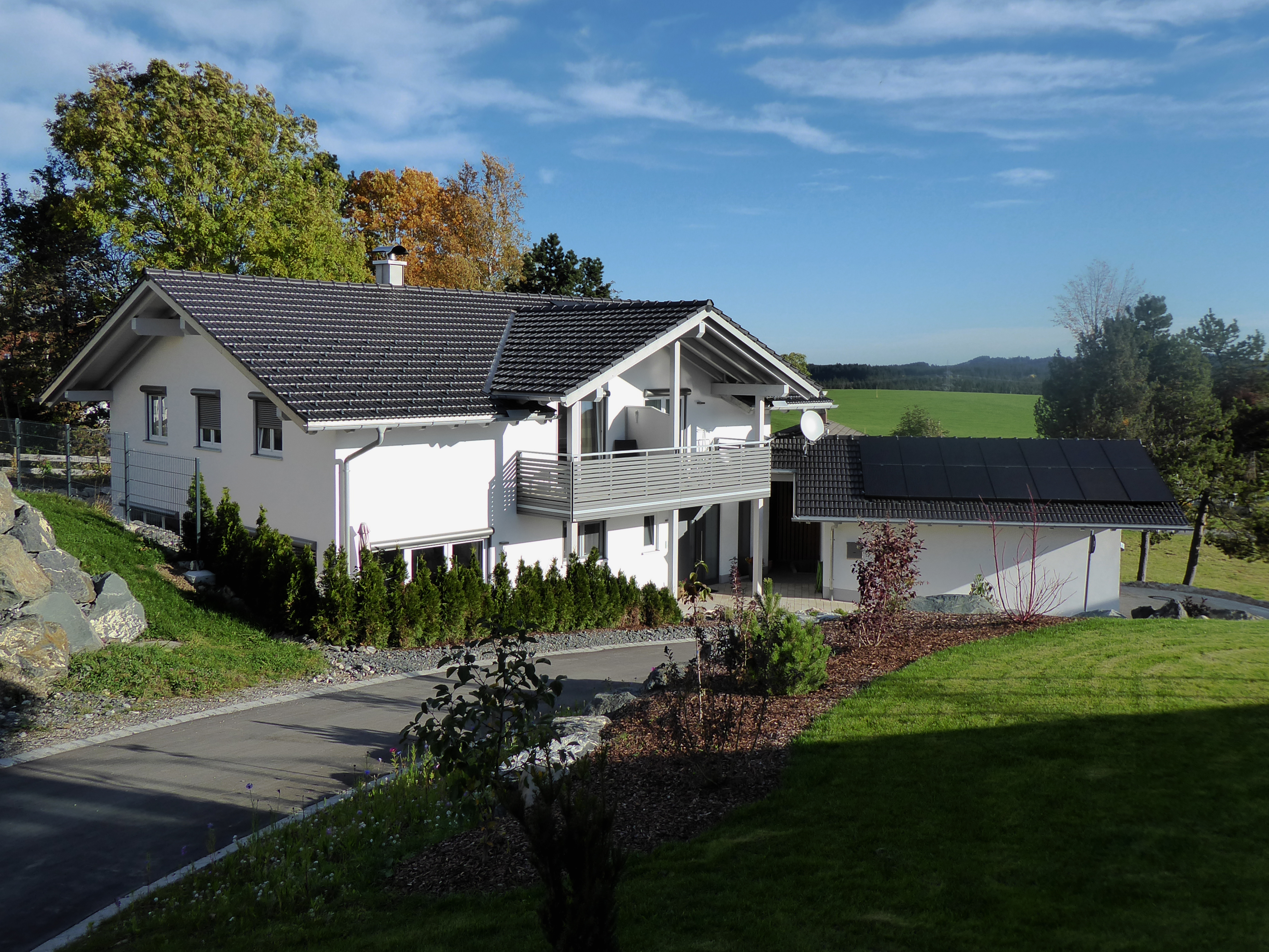 Die Ferienwohnung Bergkiefer befindet sich in einem 2018 gebauten Niedrigenergiehaus in biologischer Holzbauweise